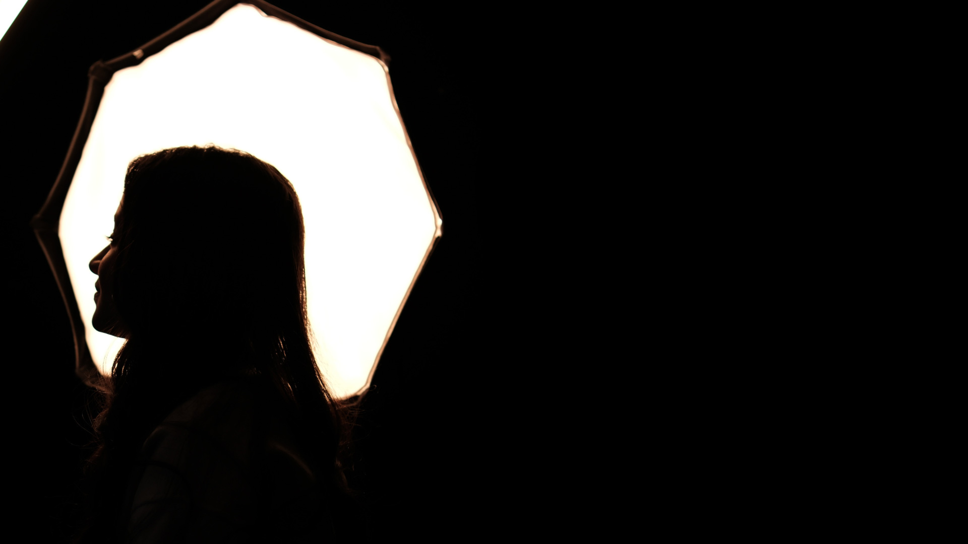 Nicole Gomes em silhueta contra a luz